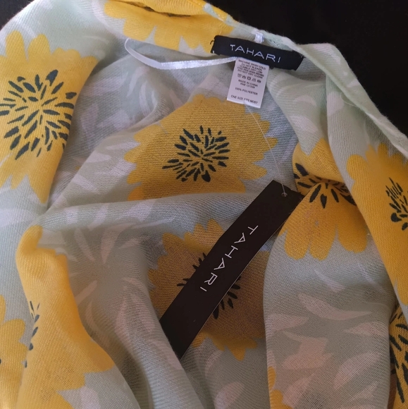 New With Tags Tahari light green and yellow floral Sleeve Poncho Women One Size - Picture 2 of 6
